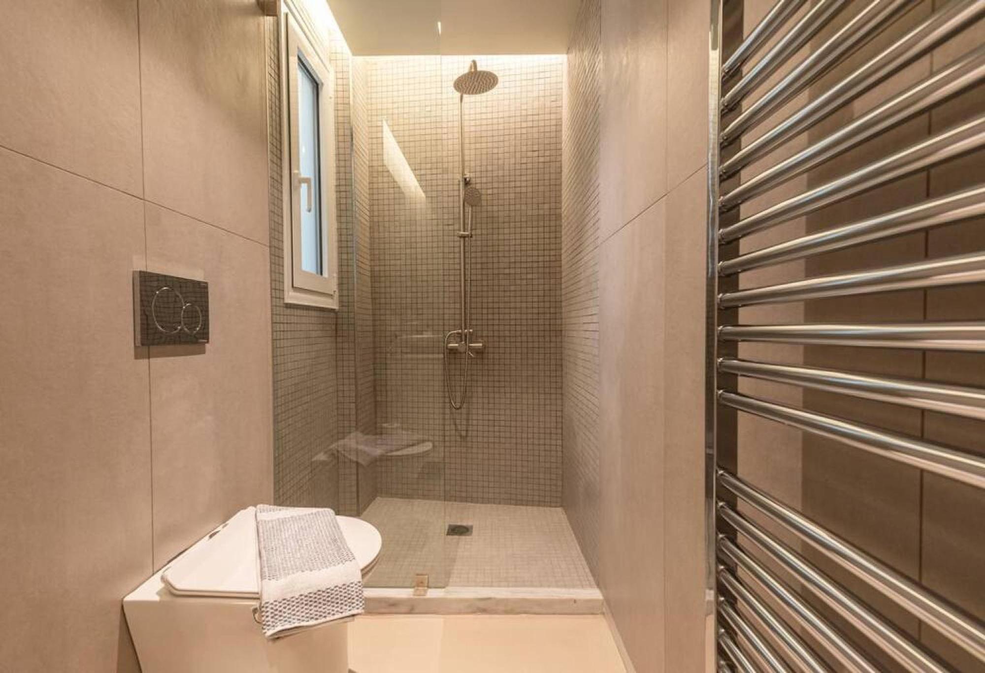 Luxurious In Acropolis *